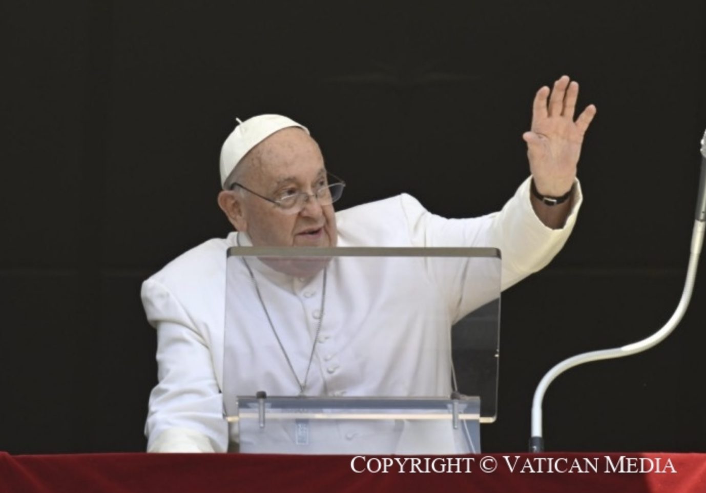 Le Saint-Père saluant la foule lors de l’Angélus © Vatican Media