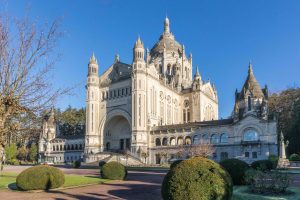 Basilique Sainte-Thérèse de Lisieux By © Raimond Spekking / CC BY-SA 4.0 (via Wikimedia Commons), CC BY-SA 4.0, https://commons.wikimedia.org/w/index.php?curid=85817221