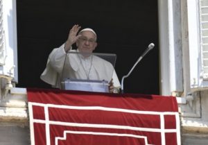 Le pape François saluant la foule lors de l’Angélus du 28 juillet 2024 © Vatican Media