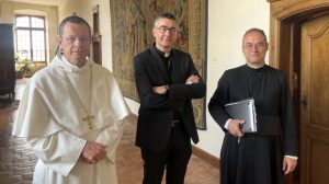 De gauche à droite : le P. François-Marie Humann, Mgr Matthieu Dupont et Don Paul Préaux ©Famille Chrétienne