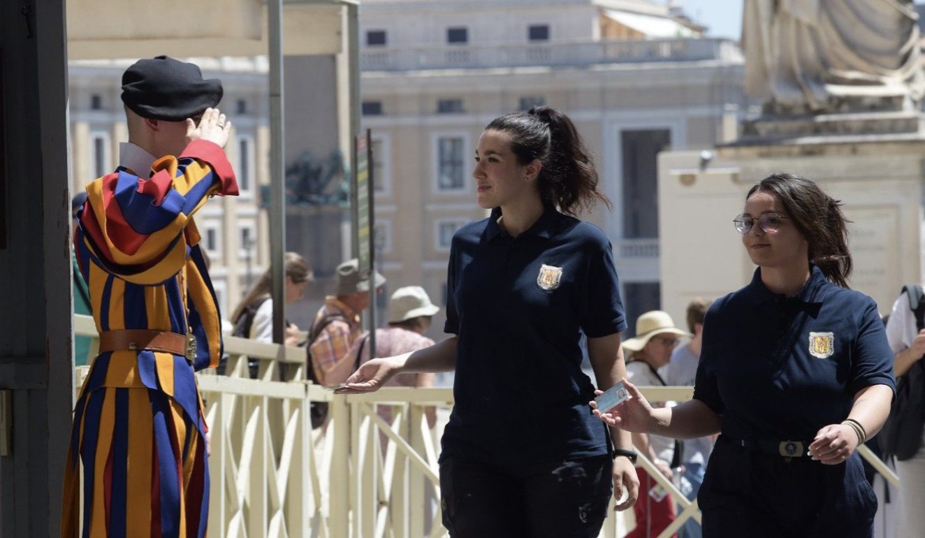 Deux femmes dans l’équipe des sanpietrini de la basilique vaticane