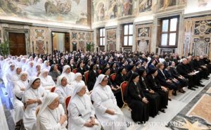 Les religieuses et religieux réunis lors de leur rencontre avec le Saint-Père le 15 juillet 2024 © Vatican Media