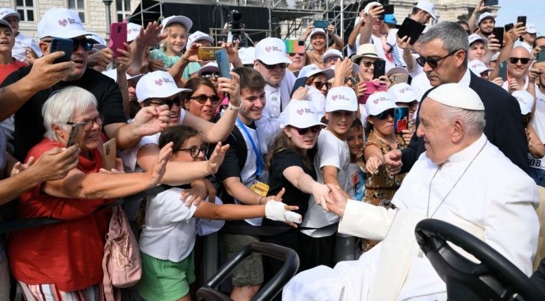 Le pape François s'est rendu en voiture ouverte à la Piazza Unità d'Italia, où il a présidé la messe à 10h00 © Vatican Media