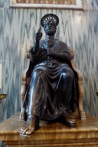 Statue de saint Pierre, cathédrale de Westminster © wikimedia