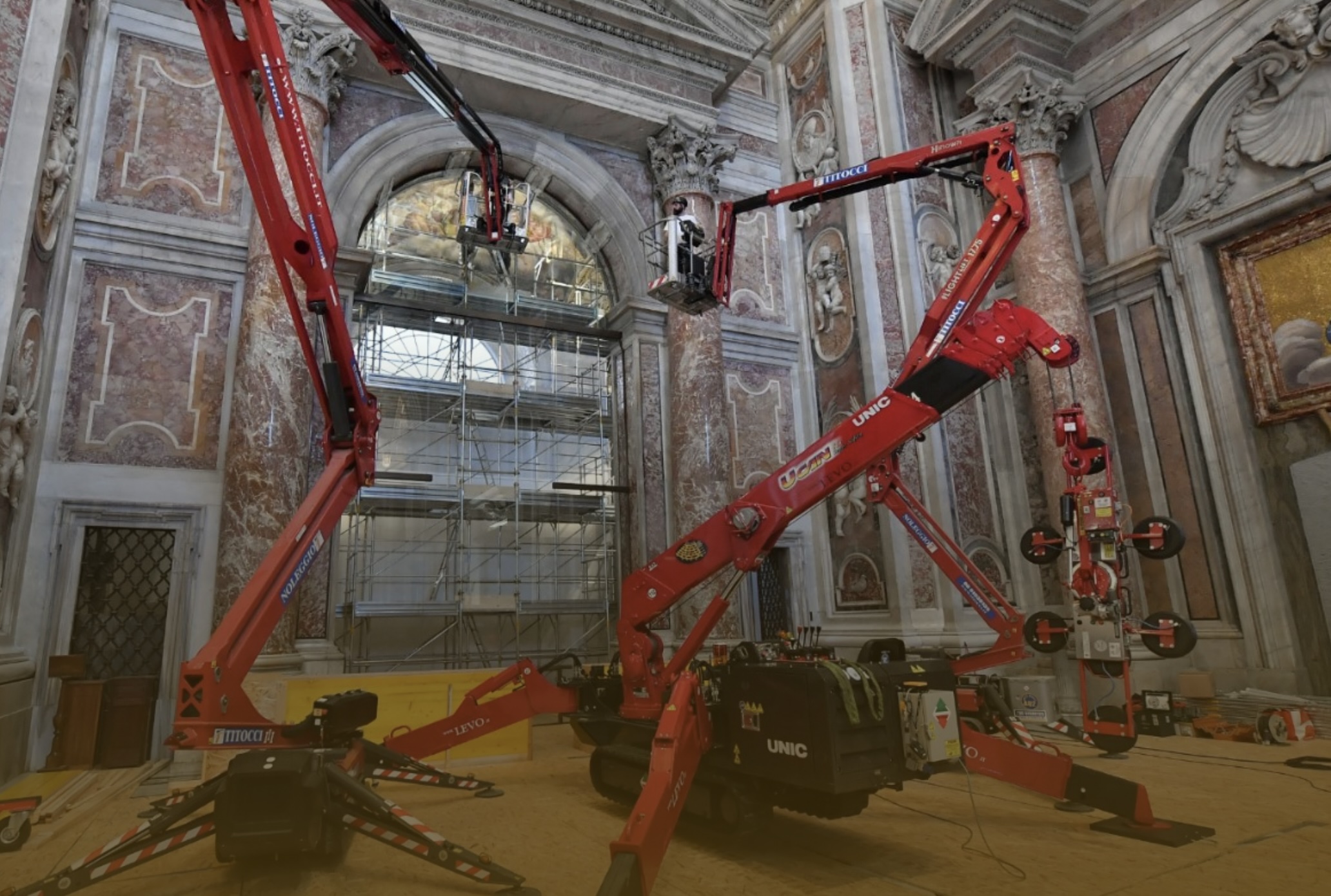 Travaux de remplacement de la vitre de la Pietà © basilicasanpietro.va