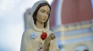 une voyante affirme avoir reçu des apparitions de la Vierge Marie sous le titre « Marie Rose Mystique » © peacecommission