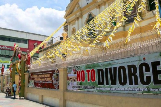 Une bannière contre le divorce devant la basilique mineure du Nazaréen Noir de Quiapo, Manille. © Mark Demayo / ABS-CBN News 