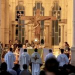 "Rendre amour pour amour " : Adoration dans le parc des chapelains à Paray-le-Monial © facebook.com/communautedelemmanuelfrance