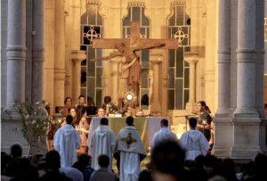 "Rendre amour pour amour " : Adoration dans le parc des chapelains à Paray-le-Monial © facebook.com/communautedelemmanuelfrance