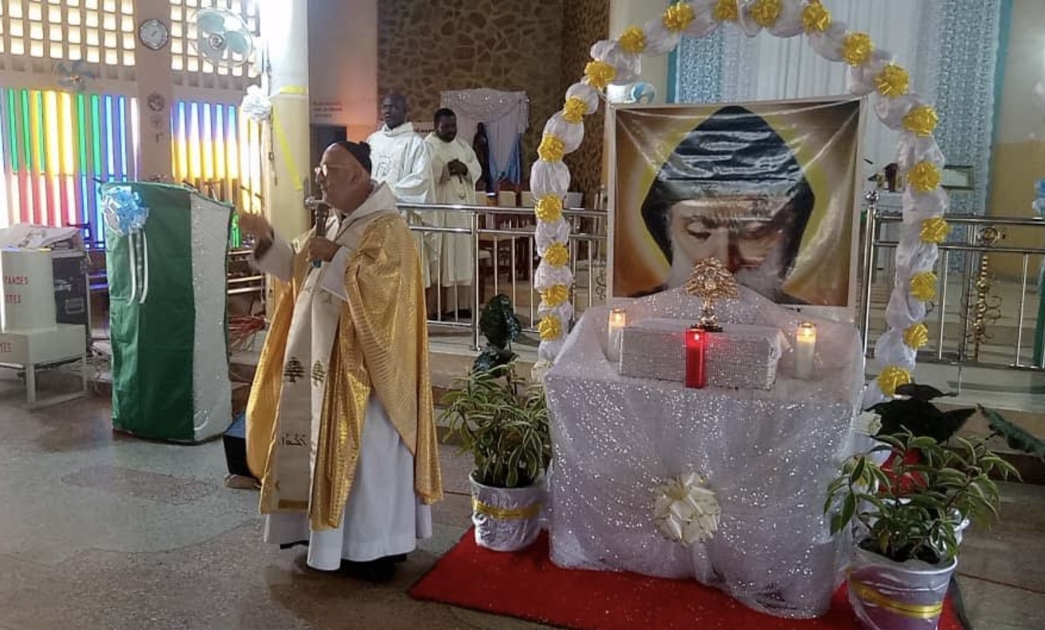 Bénin : messe présidée par Mgr Samer Nassif avec les reliques de saint Charbel