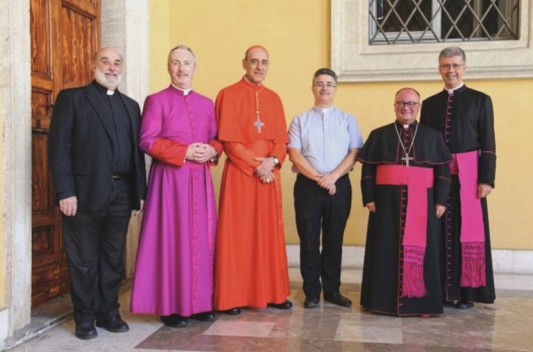 Les nouveaux archevêques au sein du Dicastère pour la doctrine de la foi : Mgr John Joseph Kennedy (le deuxième à gauche) et Mgr Philippe Curbelié (tout à droite) © vatican.va