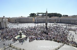 La foule rassemblée place Saint-Pierre pour l’Angélus du 25 août 2024 © Vatican Media