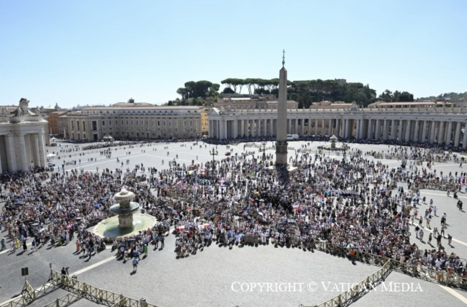 La foule rassemblée place Saint-Pierre pour l’Angélus du 25 août 2024 © Vatican Media