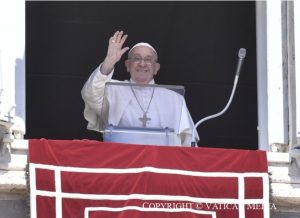 Le pape François salue la foule présente lors de l'Angélus du 25 août 2024 © Vatican Media