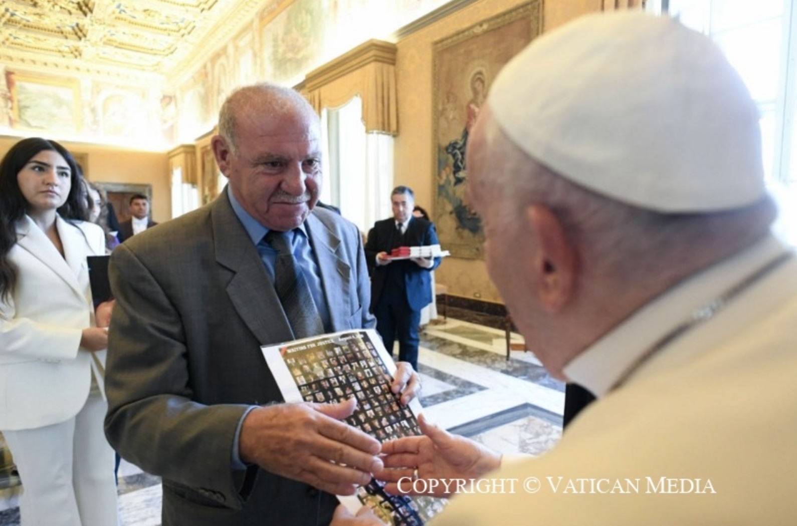 Le pape François saluant un membre de la délégation des familles des victimes de l’attentat à Beyrouth en 2020 © Vatican Media