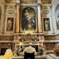 Le pape François se recueillant devant l'image de la Madone des pèlerins dans l’église Saint-Augustin de Rome © Bureau de Presse du Saint-Siège
