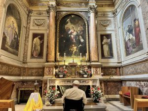 Le pape François se recueillant devant l'image de la Madone des pèlerins dans l’église Saint-Augustin de Rome © Bureau de Presse du Saint-Siège