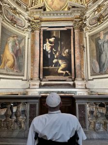 Le pape priant devant le tableau de Notre-Dame des pèlerins © Bureau de Presse du Saint-Siège