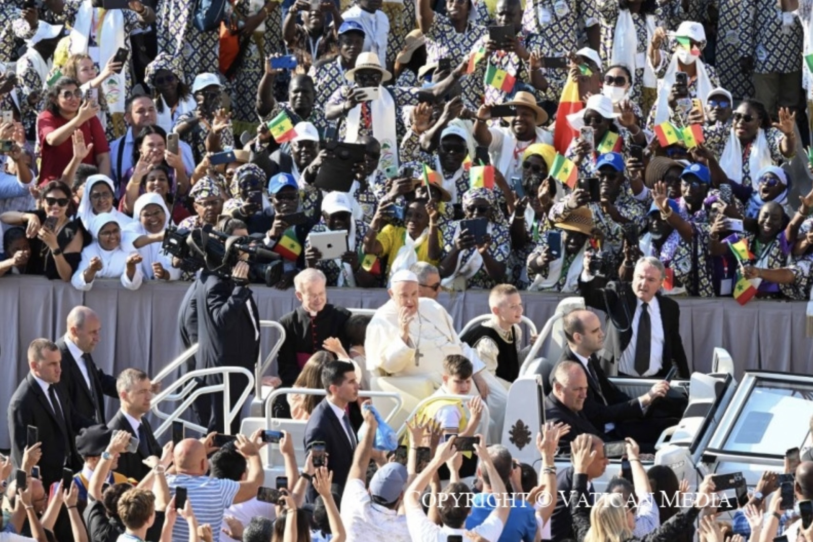 Le pape traversant la place Saint-Pierre en papamobile © Vatican Media