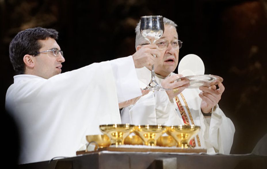 Messe des étudiants célébrée par Mgr André Vingt-Trois dans la catrhédrale Notre Dame de Paris © commons wikimedia