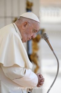 Recueillement du pape François lors de l’audience du 28 août 2024 © Vatican Media