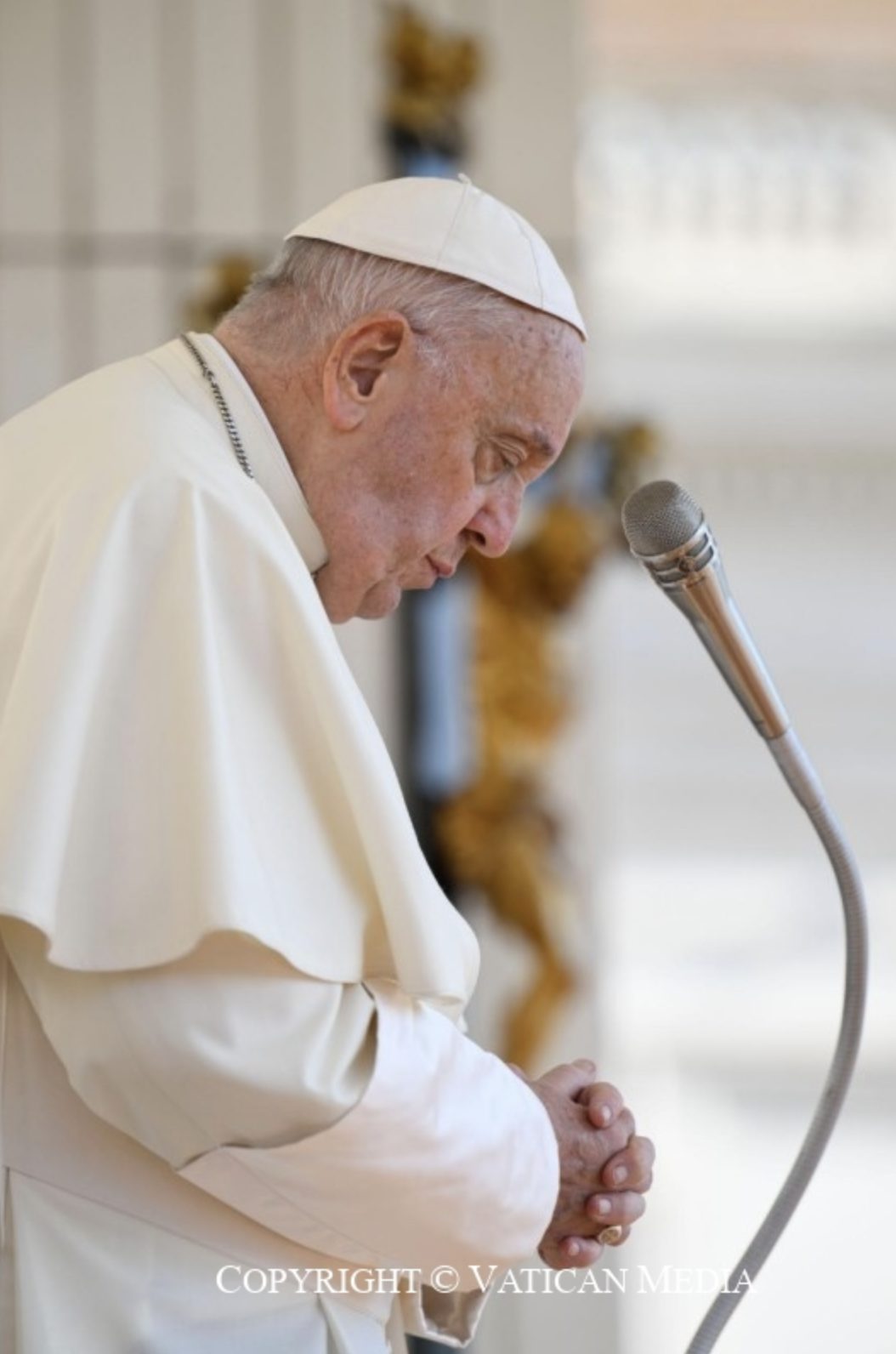 Recueillement du pape François lors de l’audience du 28 août 2024 © Vatican Media