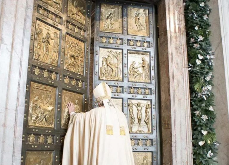 Ouverture de la Porte Sainte de la Basilique Saint-Pierre à Rome pour l’année de la Miséricorde, le 8 décembre 2015 © Osservatore Romano