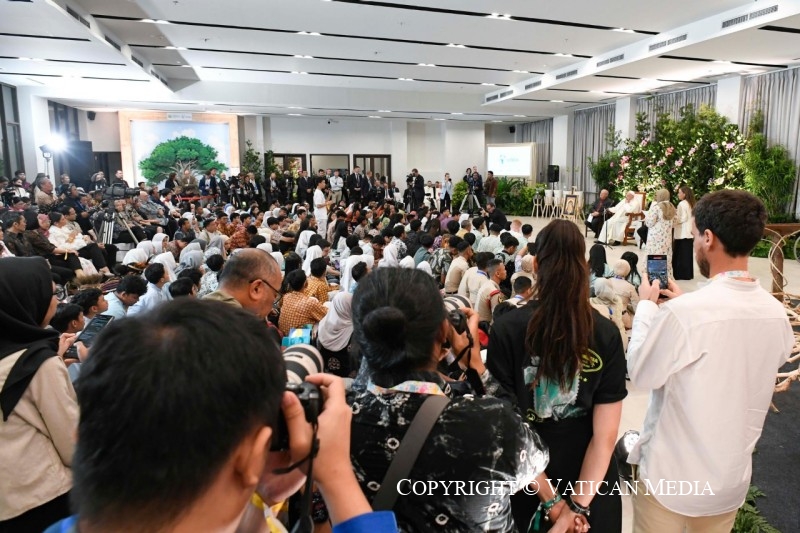 Voyage apostolique en Indonésie : Rencontre avec les Jeunes de Scholas Occurrentes, 4 septembre 2024 © Vatican Media 