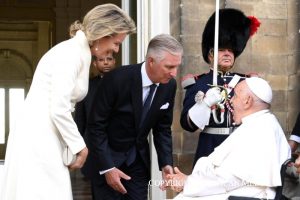 La reine Mathilde et le roi Philippe accueillent le pape au château de Laeken © Vatican Media