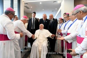 Le pape salué par les évêques indonésiens au siège de la Conférence épiscopale © Vatican Media