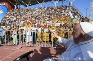 Accueil du pape dans le stade Sir John Guise © Vatican Media