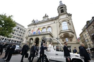 Après avoir parlé aux autorités du pays, le pape a déambulé dans les rues de Luxembourg-ville © Vatican Media