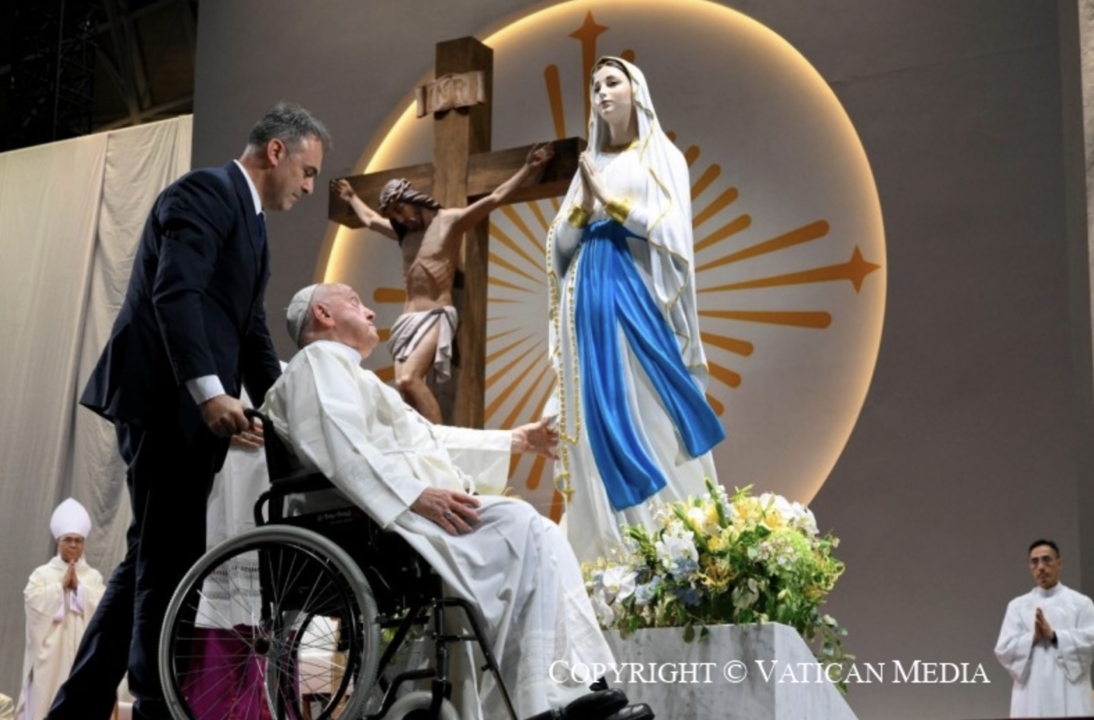 Geste de tendresse du pape François envers la Vierge Marie au moment de quitter le podium où était célébrée la messe à Singapour © Vatican Media