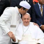 Le pape avec l’imam Nasaruddin Umar lors de la Rencontre oecuménique à Jakarta © Vatican Media