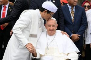 Le pape avec l’imam Nasaruddin Umar lors de la Rencontre oecuménique à Jakarta © Vatican Media