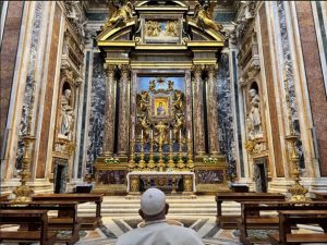 Le saint-Père se recueille à Sainte-Marie-Majeure avant son voyage apostolique au Luxembourg et en Belgique © Vatican Media