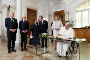 Signature du livre d'or © Vatican Media