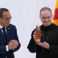 Josep Rull, qui a remis la médaille au Père Abbé Manel Gasch Hurios © Abbaye de Montserrat