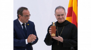 Josep Rull, qui a remis la médaille au Père Abbé Manel Gasch Hurios © Abbaye de Montserrat