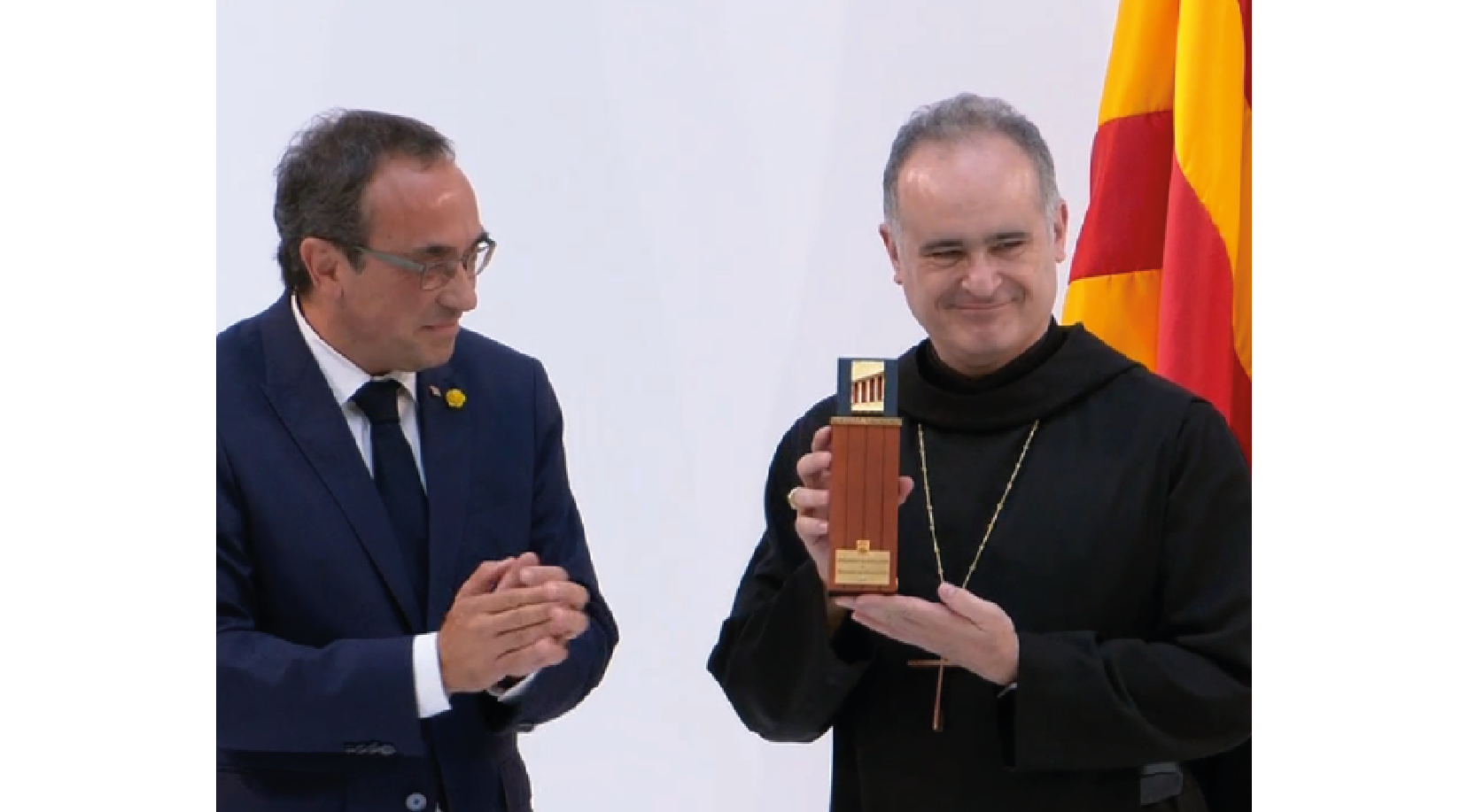 Josep Rull, qui a remis la médaille au Père Abbé Manel Gasch Hurios © Abbaye de Montserrat