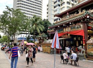 La rue Waterloo, dans le quartier de Rochor à Singapour, compte quatre lieux de culte différents sur seulement 550 mètres : une synagogue, un temple hindou, un temple bouddhiste et une église catholique © Ad Extra