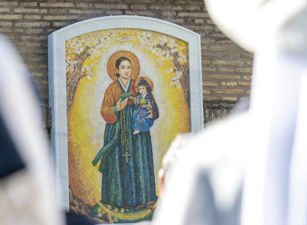 La Vierge Marie, vêtue d'un hanbok traditionnel coréen, est une figure de la sollicitude maternelle et de la protection divine © Governatorato