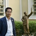 Lawrence Chong, responsable de la section interreligieuse de la visite du pape François à Singapour (ici devant la statue de saint Laurent Imbert, MEP) © Ad Extra