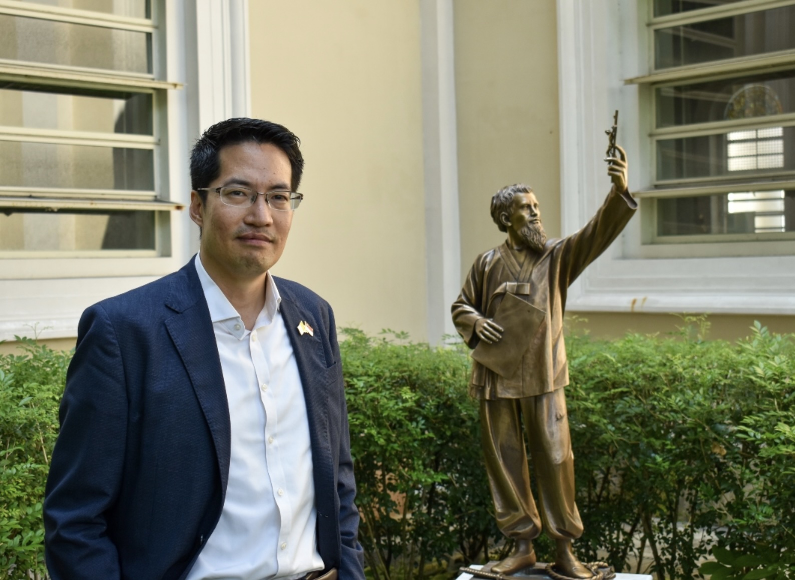 Lawrence Chong, responsable de la section interreligieuse de la visite du pape François à Singapour (ici devant la statue de saint Laurent Imbert, MEP) © Ad Extra