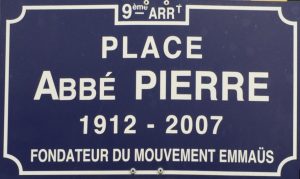 Le logo et la Fondation abbé Pierre vont changer de nom, et certaines communes désirent changer de nom de rue (c) wikipedia.org