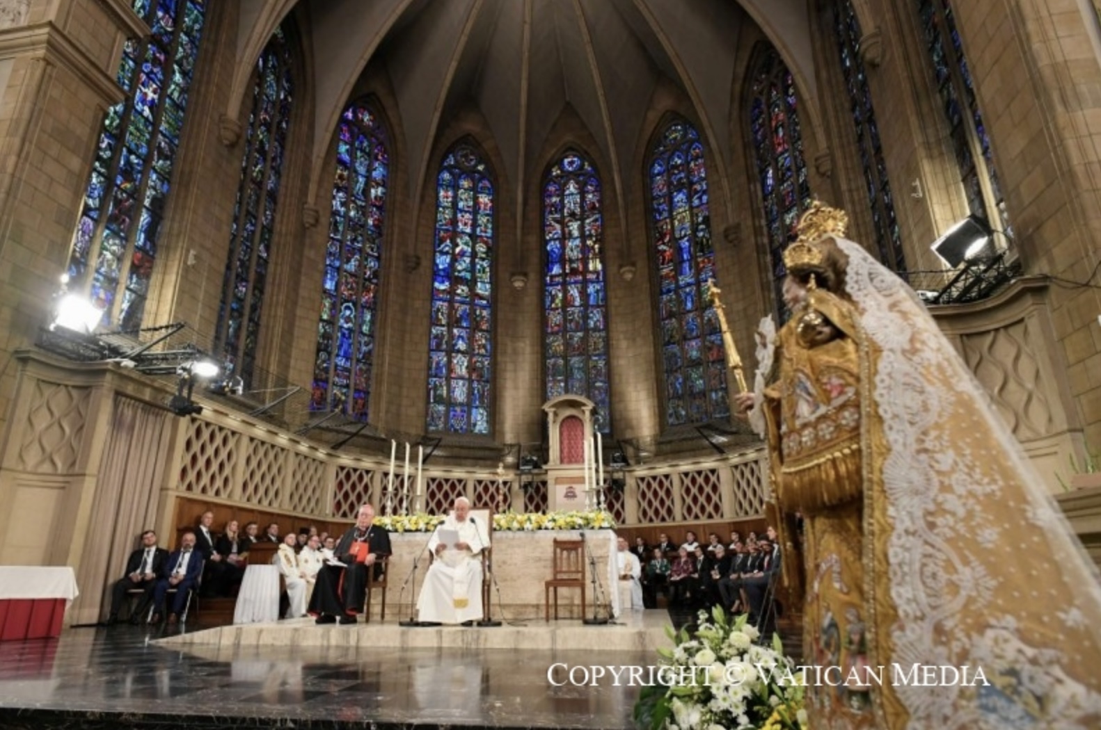 Le pape François au Luxembourg dans la cathédrale dédiée à Notre-Dame avec la statue de Marie consolatrice des affligés, patronne du pays (c) VM © Vatican Media