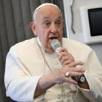 Le pape François s'adressant aux journalistes lors du vol retour de son voyage apostolique en Asie et Océanie © Vatican Media