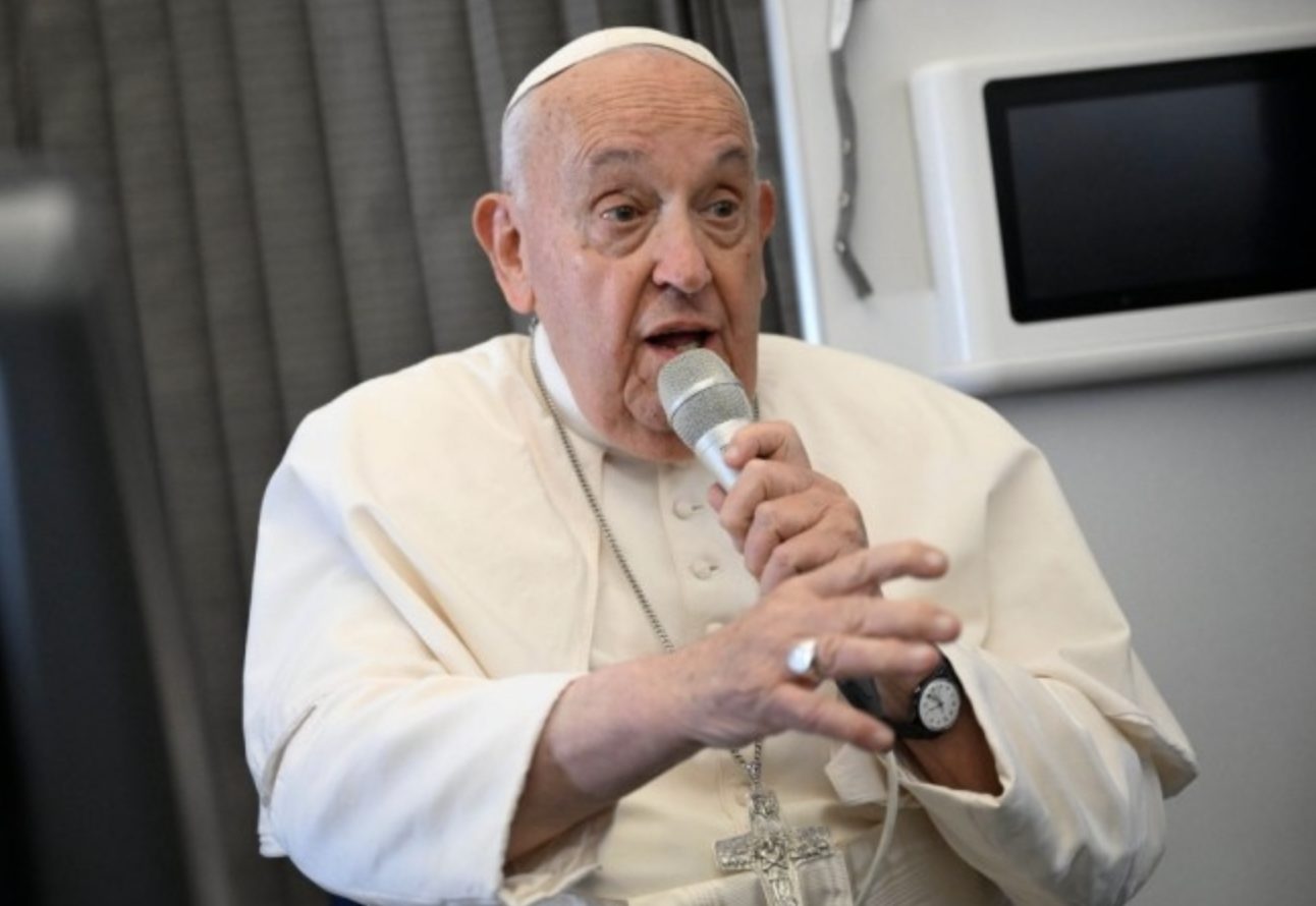 Le pape François s'adressant aux journalistes lors du vol retour de son voyage apostolique en Asie et Océanie © Vatican Media