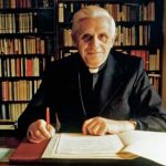 Le père Joseph Ratzinger à son bureau de travail © alpha et oméga