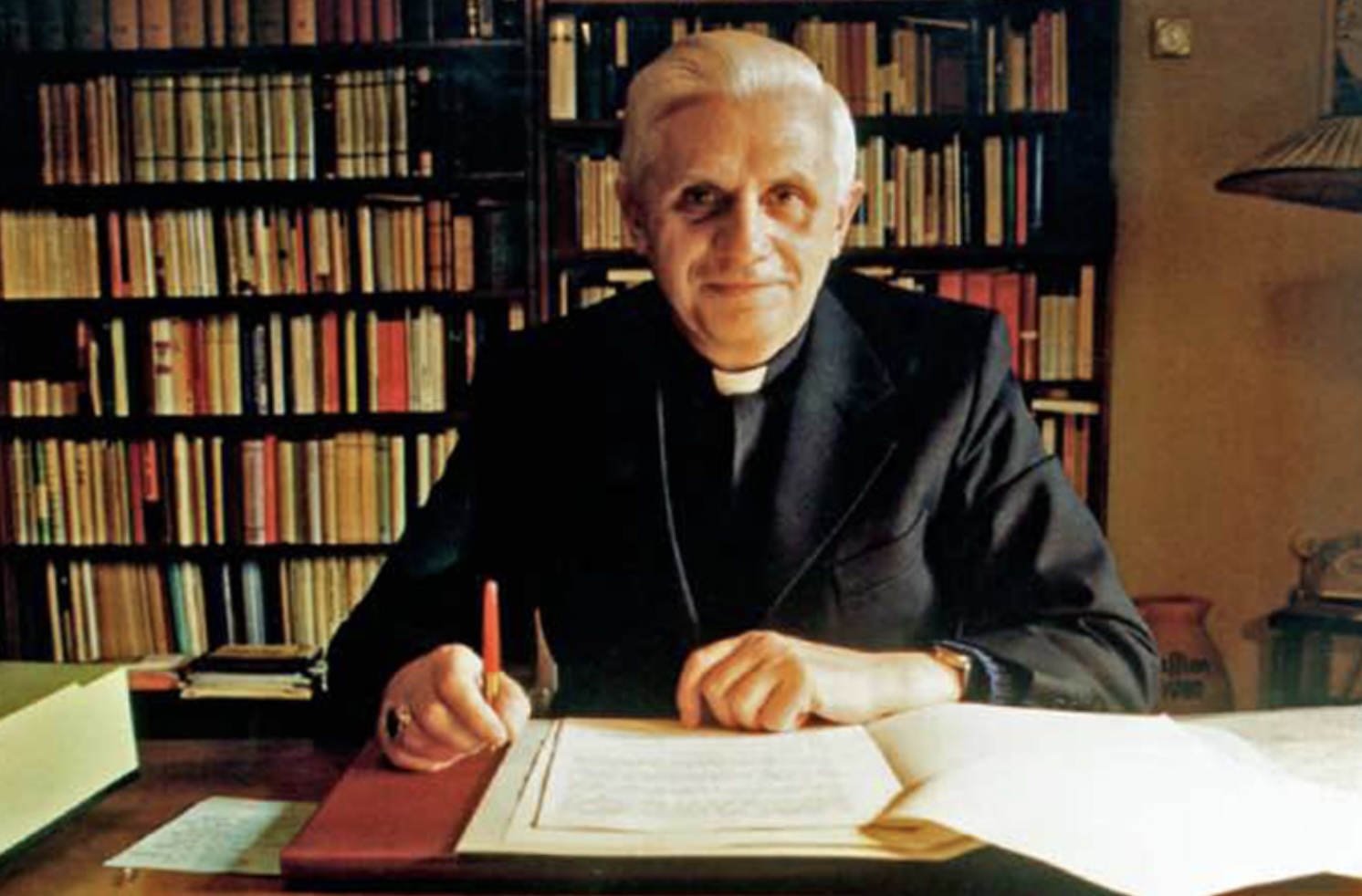 Le père Joseph Ratzinger à son bureau de travail © alpha et oméga